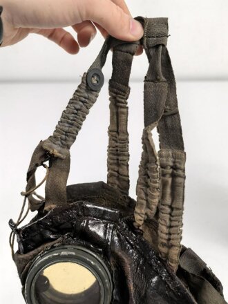 Gasmaske Reichswehr. Ledermaske aus dem 1. Weltkrieg, mit Ausatemventil versehen, Filtereinsatz 37. . Die Bereitschaftsbüchse ist eine Werkmäßig verlängerte Dose aus dem 1. Weltkrieg.