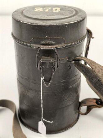 Gasmaske Reichswehr. Ledermaske aus dem 1. Weltkrieg, mit Ausatemventil versehen, Filtereinsatz 37. . Die Bereitschaftsbüchse ist eine Werkmäßig verlängerte Dose aus dem 1. Weltkrieg.