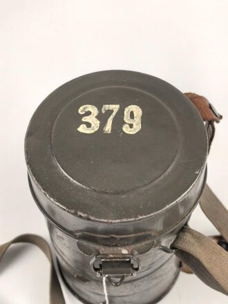 Gasmaske Reichswehr. Ledermaske aus dem 1. Weltkrieg, mit Ausatemventil versehen, Filtereinsatz 37. . Die Bereitschaftsbüchse ist eine Werkmäßig verlängerte Dose aus dem 1. Weltkrieg.