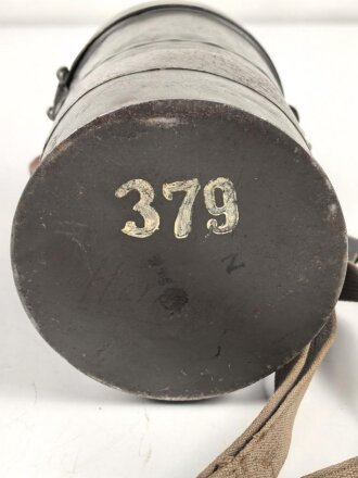 Gasmaske Reichswehr. Ledermaske aus dem 1. Weltkrieg, mit Ausatemventil versehen, Filtereinsatz 37. . Die Bereitschaftsbüchse ist eine Werkmäßig verlängerte Dose aus dem 1. Weltkrieg.