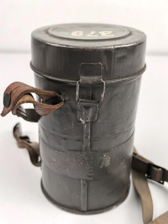 Gasmaske Reichswehr. Ledermaske aus dem 1. Weltkrieg, mit Ausatemventil versehen, Filtereinsatz 37. . Die Bereitschaftsbüchse ist eine Werkmäßig verlängerte Dose aus dem 1. Weltkrieg.