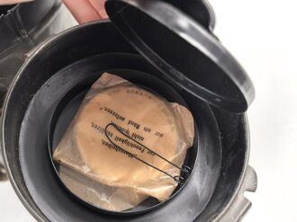 Gasmaske Reichswehr. Ledermaske aus dem 1. Weltkrieg, mit Ausatemventil versehen, Filtereinsatz 37. . Die Bereitschaftsbüchse ist eine Werkmäßig verlängerte Dose aus dem 1. Weltkrieg.