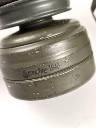 Gasmaske Reichswehr. Ledermaske aus dem 1. Weltkrieg, mit Ausatemventil versehen, Filtereinsatz 37. . Die Bereitschaftsbüchse ist eine Werkmäßig verlängerte Dose aus dem 1. Weltkrieg.