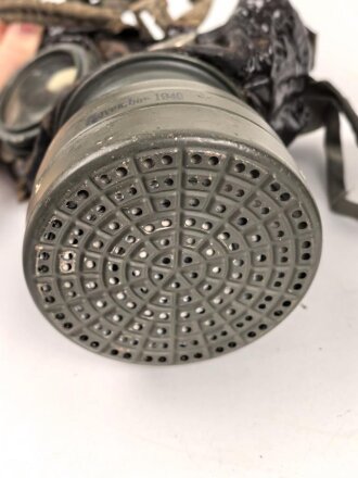 Gasmaske Reichswehr. Ledermaske aus dem 1. Weltkrieg, mit Ausatemventil versehen, Filtereinsatz 37. . Die Bereitschaftsbüchse ist eine Werkmäßig verlängerte Dose aus dem 1. Weltkrieg.