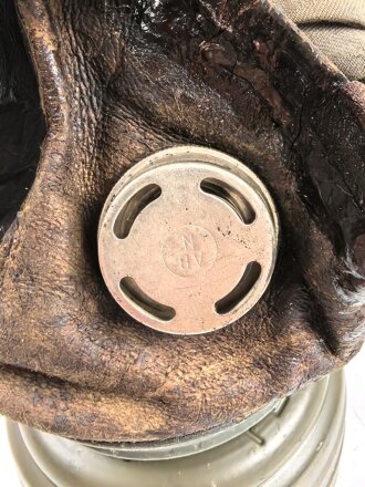 Gasmaske Reichswehr. Ledermaske aus dem 1. Weltkrieg, mit Ausatemventil versehen, Filtereinsatz 37. . Die Bereitschaftsbüchse ist eine Werkmäßig verlängerte Dose aus dem 1. Weltkrieg.