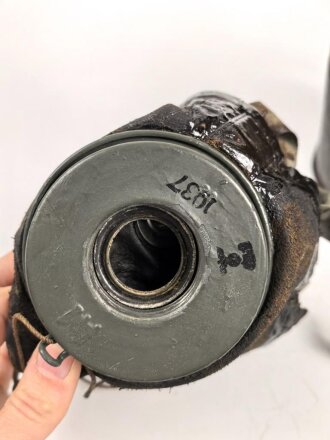 Gasmaske Reichswehr. Ledermaske aus dem 1. Weltkrieg, mit Ausatemventil versehen, Filtereinsatz 37. . Die Bereitschaftsbüchse ist eine Werkmäßig verlängerte Dose aus dem 1. Weltkrieg.