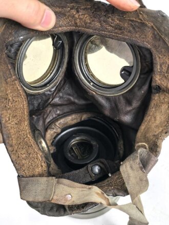 Gasmaske Reichswehr. Ledermaske aus dem 1. Weltkrieg, mit Ausatemventil versehen, Filtereinsatz 37. . Die Bereitschaftsbüchse ist eine Werkmäßig verlängerte Dose aus dem 1. Weltkrieg.