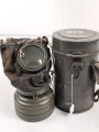 Gasmaske Reichswehr. Ledermaske aus dem 1. Weltkrieg, mit Ausatemventil versehen, Filtereinsatz 37. . Die Bereitschaftsbüchse ist eine Werkmäßig verlängerte Dose aus dem 1. Weltkrieg.
