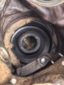 Gasmaske Reichswehr. Ledermaske aus dem 1. Weltkrieg, mit Ausatemventil versehen, Filtereinsatz 37. . Die Bereitschaftsbüchse ist eine Werkmäßig verlängerte Dose aus dem 1. Weltkrieg.