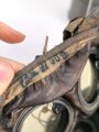 Gasmaske Reichswehr. Ledermaske aus dem 1. Weltkrieg, mit Ausatemventil versehen, Filtereinsatz 37. . Die Bereitschaftsbüchse ist eine Werkmäßig verlängerte Dose aus dem 1. Weltkrieg.