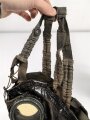Gasmaske Reichswehr. Ledermaske aus dem 1. Weltkrieg, mit Ausatemventil versehen, Filtereinsatz 37. . Die Bereitschaftsbüchse ist eine Werkmäßig verlängerte Dose aus dem 1. Weltkrieg.