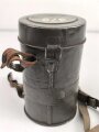 Gasmaske Reichswehr. Ledermaske aus dem 1. Weltkrieg, mit Ausatemventil versehen, Filtereinsatz 37. . Die Bereitschaftsbüchse ist eine Werkmäßig verlängerte Dose aus dem 1. Weltkrieg.