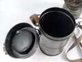 Gasmaske Reichswehr. Ledermaske aus dem 1. Weltkrieg, mit Ausatemventil versehen, Filtereinsatz 37. . Die Bereitschaftsbüchse ist eine Werkmäßig verlängerte Dose aus dem 1. Weltkrieg.