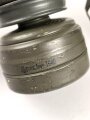 Gasmaske Reichswehr. Ledermaske aus dem 1. Weltkrieg, mit Ausatemventil versehen, Filtereinsatz 37. . Die Bereitschaftsbüchse ist eine Werkmäßig verlängerte Dose aus dem 1. Weltkrieg.