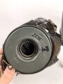 Gasmaske Reichswehr. Ledermaske aus dem 1. Weltkrieg, mit Ausatemventil versehen, Filtereinsatz 37. . Die Bereitschaftsbüchse ist eine Werkmäßig verlängerte Dose aus dem 1. Weltkrieg.