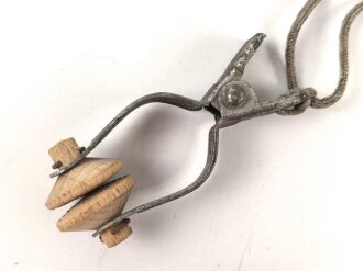 Nasenklammer, gehört ans "Mundstück für Gasmaskenfilter Wehrmacht, spätes Stück, wird direkt auf den Gasmaskenfilter aufgeschraubt"