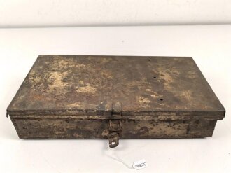 Staukasten für ein Fahrzeug oder Geschütz der Wehrmacht. Maße  21 x 41 x 9cm. Originallack, ungereinigtes Stück