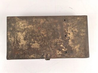 Staukasten für ein Fahrzeug oder Geschütz der Wehrmacht. Maße  21 x 41 x 9cm. Originallack, ungereinigtes Stück