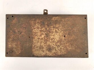 Staukasten für ein Fahrzeug oder Geschütz der Wehrmacht. Maße  21 x 41 x 9cm. Originallack, ungereinigtes Stück
