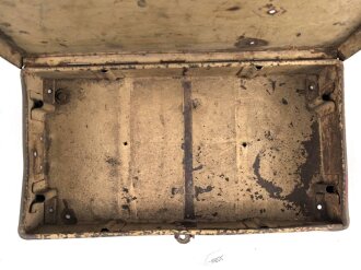 Staukasten für ein Fahrzeug oder Geschütz der Wehrmacht. Maße  21 x 41 x 9cm. Originallack, ungereinigtes Stück