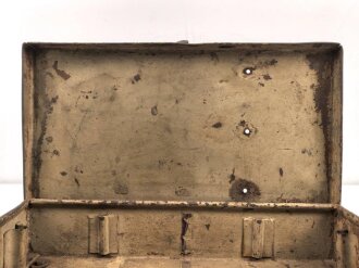 Staukasten für ein Fahrzeug oder Geschütz der Wehrmacht. Maße  21 x 41 x 9cm. Originallack, ungereinigtes Stück