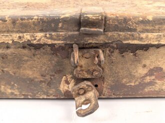 Staukasten für ein Fahrzeug oder Geschütz der Wehrmacht. Maße  21 x 41 x 9cm. Originallack, ungereinigtes Stück