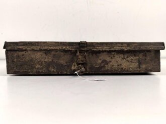 Staukasten für ein Fahrzeug oder Geschütz der Wehrmacht. Maße  21 x 41 x 9cm. Originallack, ungereinigtes Stück
