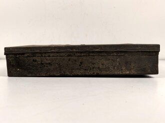 Staukasten für ein Fahrzeug oder Geschütz der Wehrmacht. Maße  21 x 41 x 9cm. Originallack, ungereinigtes Stück