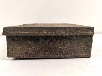 Staukasten für ein Fahrzeug oder Geschütz der Wehrmacht. Maße  21 x 41 x 9cm. Originallack, ungereinigtes Stück