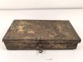 Staukasten für ein Fahrzeug oder Geschütz der Wehrmacht. Maße  21 x 41 x 9cm. Originallack, ungereinigtes Stück