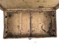 Staukasten für ein Fahrzeug oder Geschütz der Wehrmacht. Maße  21 x 41 x 9cm. Originallack, ungereinigtes Stück