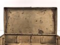 Staukasten für ein Fahrzeug oder Geschütz der Wehrmacht. Maße  21 x 41 x 9cm. Originallack, ungereinigtes Stück