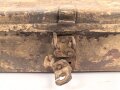 Staukasten für ein Fahrzeug oder Geschütz der Wehrmacht. Maße  21 x 41 x 9cm. Originallack, ungereinigtes Stück