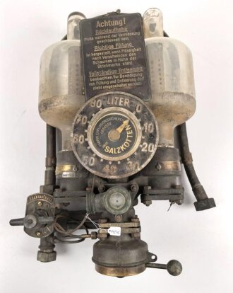 Schwere Abfülleinrichtung für Kraftstoff ? Letzte Eichung 1945. Gesamte Höhe etwa 75cm, wiegt unverpackt 31 kg, Versand nur auf Palette möglich.