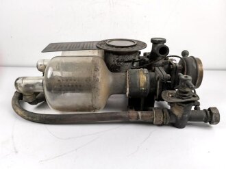Schwere Abfülleinrichtung für Kraftstoff ? Letzte Eichung 1945. Gesamte Höhe etwa 75cm, wiegt unverpackt 31 kg, Versand nur auf Palette möglich.
