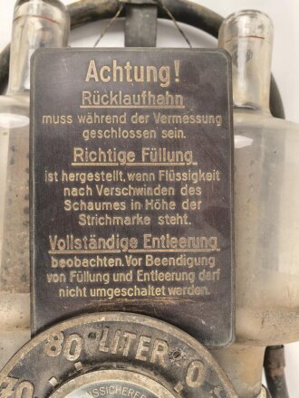Schwere Abfülleinrichtung für Kraftstoff ? Letzte Eichung 1945. Gesamte Höhe etwa 75cm, wiegt unverpackt 31 kg, Versand nur auf Palette möglich.