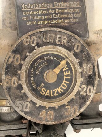 Schwere Abfülleinrichtung für Kraftstoff ? Letzte Eichung 1945. Gesamte Höhe etwa 75cm, wiegt unverpackt 31 kg, Versand nur auf Palette möglich.
