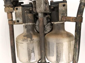 Schwere Abfülleinrichtung für Kraftstoff ? Letzte Eichung 1945. Gesamte Höhe etwa 75cm, wiegt unverpackt 31 kg, Versand nur auf Palette möglich.