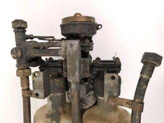 Schwere Abfülleinrichtung für Kraftstoff ? Letzte Eichung 1945. Gesamte Höhe etwa 75cm, wiegt unverpackt 31 kg, Versand nur auf Palette möglich.
