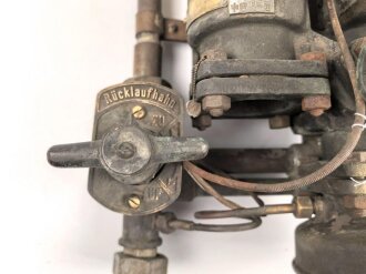Schwere Abfülleinrichtung für Kraftstoff ? Letzte Eichung 1945. Gesamte Höhe etwa 75cm, wiegt unverpackt 31 kg, Versand nur auf Palette möglich.