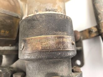 Schwere Abfülleinrichtung für Kraftstoff ? Letzte Eichung 1945. Gesamte Höhe etwa 75cm, wiegt unverpackt 31 kg, Versand nur auf Palette möglich.