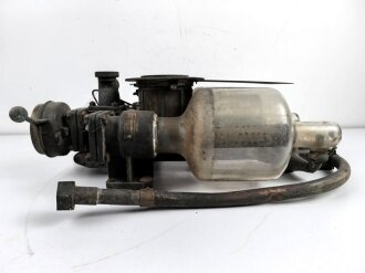 Schwere Abfülleinrichtung für Kraftstoff ? Letzte Eichung 1945. Gesamte Höhe etwa 75cm, wiegt unverpackt 31 kg, Versand nur auf Palette möglich.