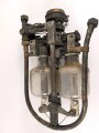 Schwere Abfülleinrichtung für Kraftstoff ? Letzte Eichung 1945. Gesamte Höhe etwa 75cm, wiegt unverpackt 31 kg, Versand nur auf Palette möglich.