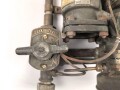Schwere Abfülleinrichtung für Kraftstoff ? Letzte Eichung 1945. Gesamte Höhe etwa 75cm, wiegt unverpackt 31 kg, Versand nur auf Palette möglich.