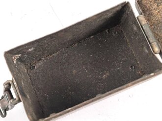 Staukasten für ein Fahrzeug oder Geschütz der Wehrmacht. Maße  8 x 14 x 8,5cm. Originallack, ungereinigtes Stück