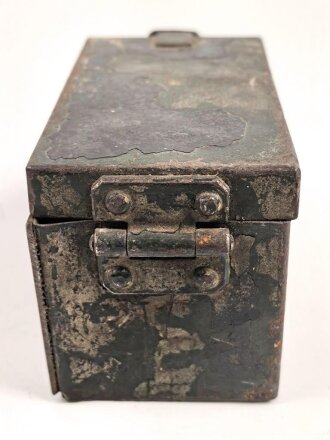 Staukasten für ein Fahrzeug oder Geschütz der Wehrmacht. Maße  8 x 14 x 8,5cm. Originallack, ungereinigtes Stück