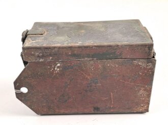 Staukasten für ein Fahrzeug oder Geschütz der Wehrmacht. Maße  8 x 14 x 8,5cm. Originallack, ungereinigtes Stück