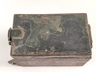 Staukasten für ein Fahrzeug oder Geschütz der Wehrmacht. Maße  8 x 14 x 8,5cm. Originallack, ungereinigtes Stück