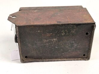 Staukasten für ein Fahrzeug oder Geschütz der Wehrmacht. Maße  8 x 14 x 8,5cm. Originallack, ungereinigtes Stück