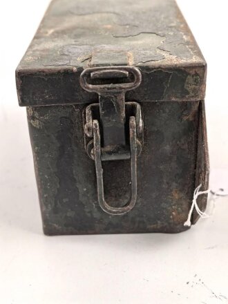 Staukasten für ein Fahrzeug oder Geschütz der Wehrmacht. Maße  8 x 14 x 8,5cm. Originallack, ungereinigtes Stück
